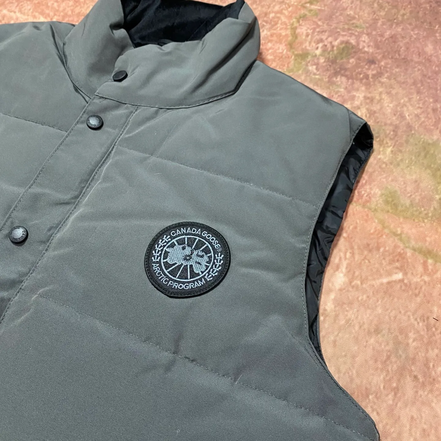 P400 Black] Canada Goose#Freestyle Canadian Crew 4154M Men’s and Women’s Vest Down# ➖ Imported Behringer embroidery machine with customized 10,000-needle embroidery logo! ➖ Imported 21-count polyester-cotton blended original fabric, using Feather-Light 10D waterproof coating fabric, made of 84.5% polyester fiber and 15.5% cotton, 100% the best feel in the entire network! ➖ The official website synchronizes the national standard 80 white duck down, and will never mislead by false claims such as 90 down or goose down! ➖ 100% nylon lon lining with double double-layer sealing design to prevent velvet from running away. Top-grade polar fleece is used in the collar and pockets to keep warm and comfortable! ➖ Yoshida YKK provides original custom-made electroplated sliders. YKK two-way lockable zippers are tight and smooth and will not peel off paint! ➖ 3M composite original Velcro is durable, and all accessories and hardware are disassembled and customized! ⛔No slander, no exaggeration, no need for too much copywriting, because it is focused, it is professional!  SIZE: M L XL XXL